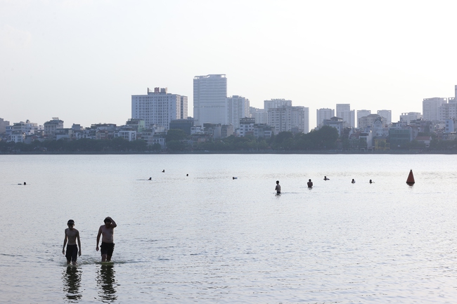 Người dân thủ đô đổ xô tắm bể bơi lớn nhất Hà Nội dưới cái nắng 39 độ C - Ảnh 5.