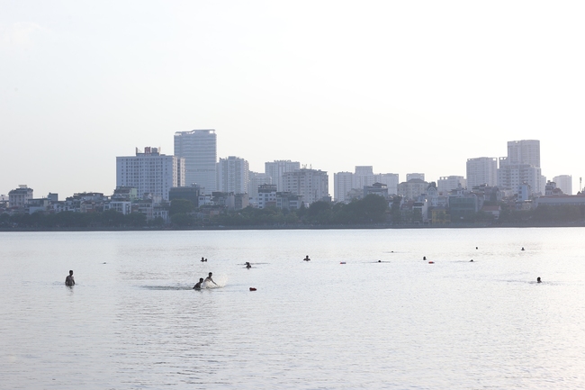 Người dân thủ đô đổ xô tắm bể bơi lớn nhất Hà Nội dưới cái nắng 39 độ C - Ảnh 6.