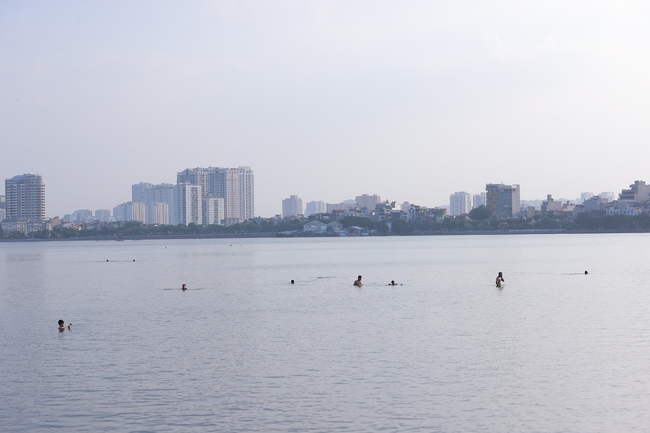 Người dân thủ đô đổ xô tắm bể bơi lớn nhất Hà Nội dưới cái nắng 39 độ C - Ảnh 7.