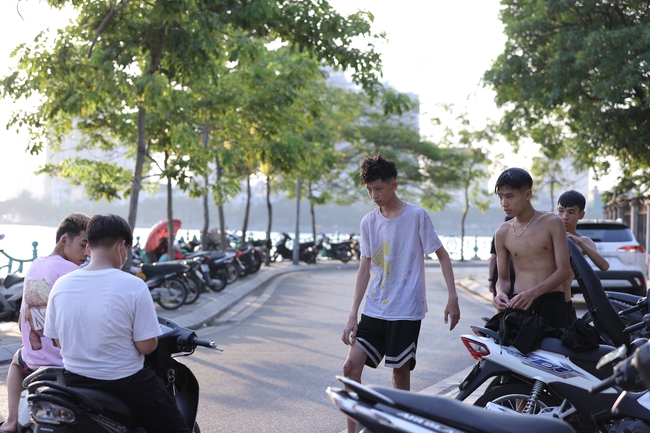 Người dân thủ đô đổ xô tắm bể bơi lớn nhất Hà Nội dưới cái nắng 39 độ C - Ảnh 3.