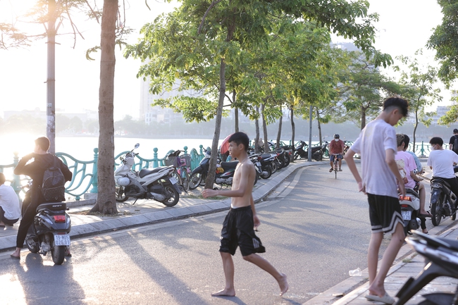 Người dân thủ đô đổ xô tắm bể bơi lớn nhất Hà Nội dưới cái nắng 39 độ C - Ảnh 4.