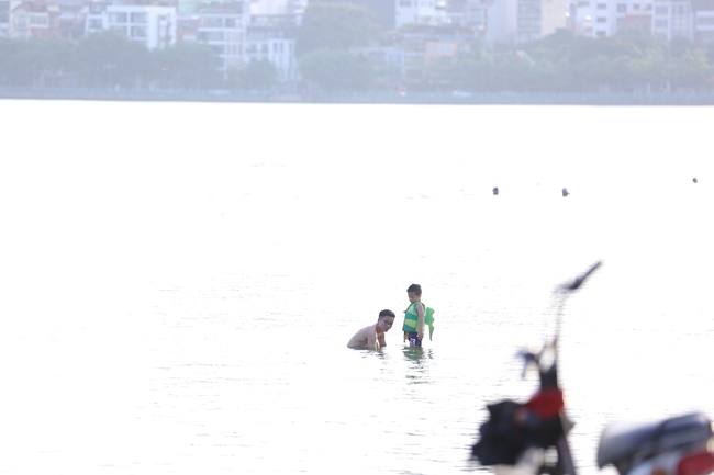 Người dân thủ đô đổ xô tắm bể bơi lớn nhất Hà Nội dưới cái nắng 39 độ C - Ảnh 8.