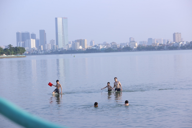 Người dân thủ đô đổ xô tắm bể bơi lớn nhất Hà Nội dưới cái nắng 39 độ C - Ảnh 10.