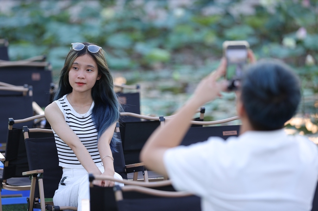 Ngắm hồ cá Koi khi chiều buông - Ảnh 8.