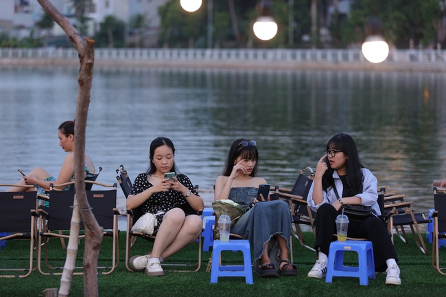 Ngắm hồ cá Koi khi chiều buông - Ảnh 7.