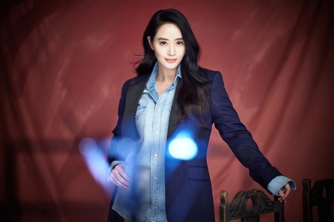 'Chị đại' Kim Hye Soo đang 'khuynh đảo' màn bạc phim 'Smugglers' - Ảnh 6.