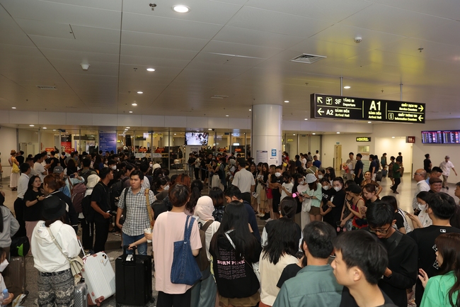Hàng trăm fan xếp hàng dài ở sân bay đón BackPink tại sân bay Nội Bài - Ảnh 1.