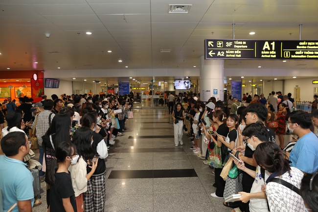 Hàng trăm fan xếp hàng dài ở sân bay đón BackPink tại sân bay Nội Bài - Ảnh 2.
