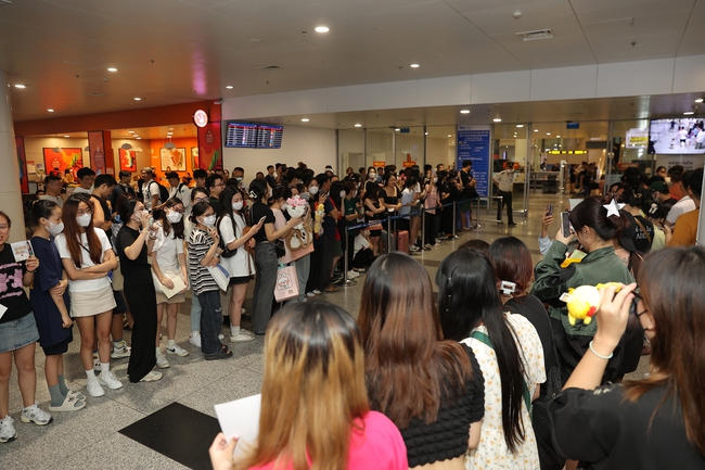 Hàng trăm fan xếp hàng dài ở sân bay đón BackPink tại sân bay Nội Bài - Ảnh 3.
