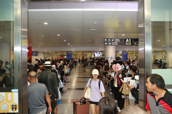Hàng trăm fan xếp hàng dài ở sân bay đón BackPink tại sân bay Nội Bài - Ảnh 4.
