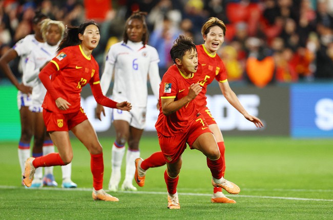 Bị thẻ đỏ từ sớm, nữ Trung Quốc vẫn giành 3 điểm đầu tay tại World Cup nữ 2023 - Ảnh 2.