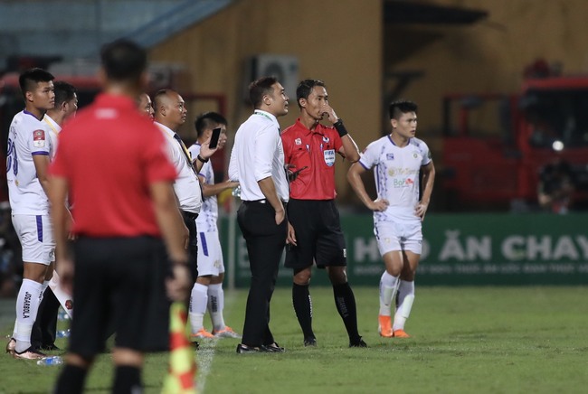 Trận đấu V-League không có VAR, trọng tài vẫn tạm dừng để hội ý trợ lý vì phản ứng của CĐV Nam Định - Ảnh 3.
