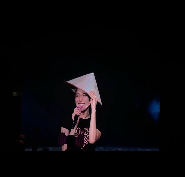 Blackpink thổi bay khán giả với màn nhảy hit 'See tình' và đội nón lá tại concert Hà Nội - Ảnh 3.