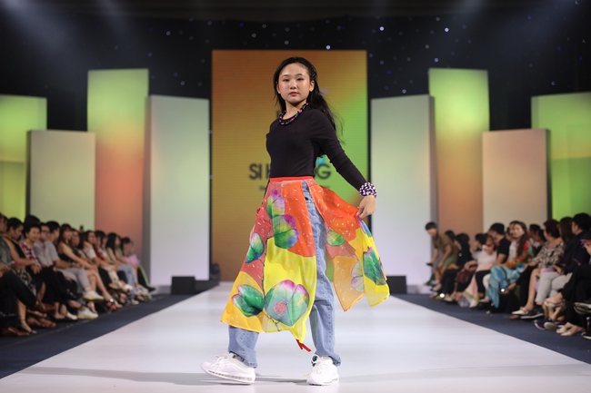 100 mẫu nhí trình diễn tại International Fashion Runway chủ đề Di Sản - Ảnh 1.