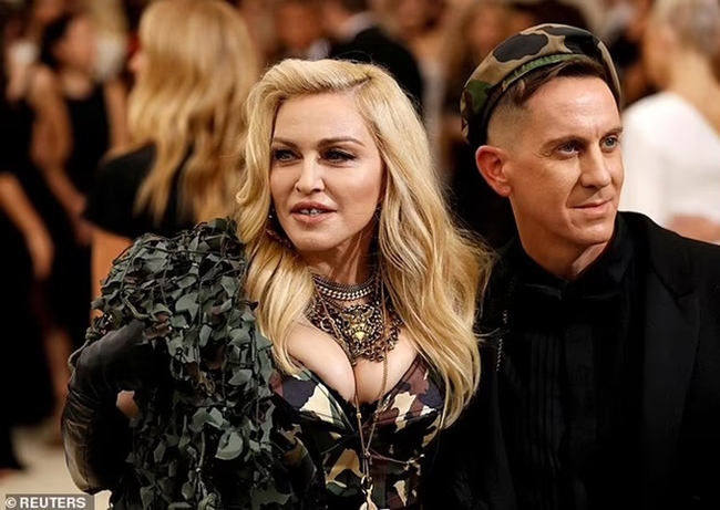 Madonna đổ bệnh 'vì cố theo kịp các vũ công trẻ' - Ảnh 3.