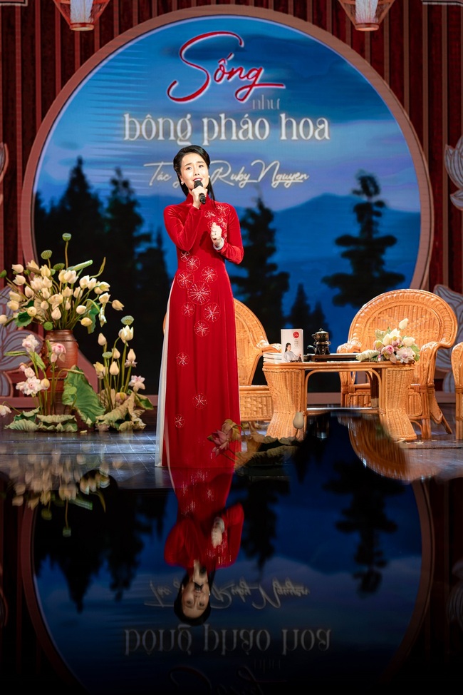 Thăng hoa trong đêm ra mắt cuốn sách 'Sống như bông pháo hoa' của Ruby Nguyen - Ảnh 4.