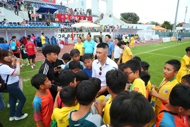 HLV Park Hang Seo, huyền thoại Lê Công Vinh phấn khích với cầu thủ nhí - Ảnh 2.