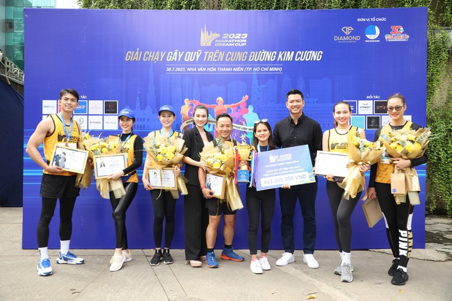 VĐV Phạm Thị Hồng Lệ cùng dàn sao Việt chạy Marathon gây quỹ thiện nguyện gần 500 triệu đồng - Ảnh 4.