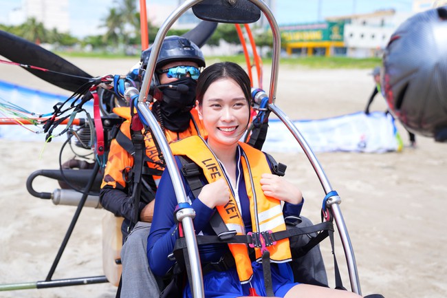 Hoa hậu Ban Mai chơi dù lượn, hưởng ứng Ngày hội môi trường biển ở Đà Nẵng - Ảnh 4.