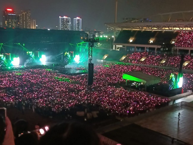 Lượng khán giả đêm 2 của concert Blackpink tại Hà Nội giảm nhưng vẫn bùng nổ - Ảnh 1.