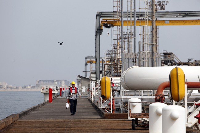 Giá dầu châu Á 'neo' gần mức cao nhất ba tháng qua - Ảnh 1.