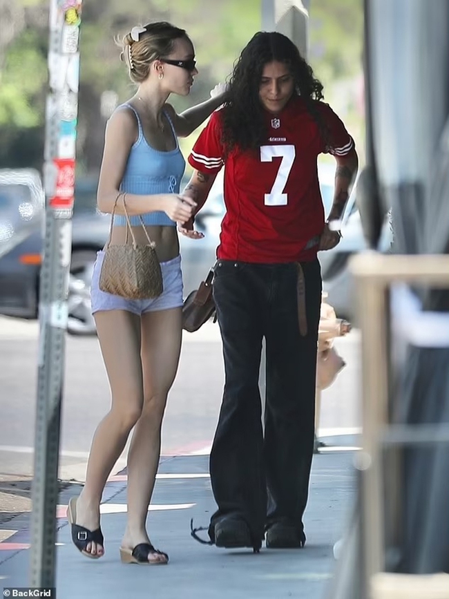 Con gái Johnny Depp phô đôi chân nuột nà, đi ăn trưa với người yêu đồng giới - Ảnh 2.