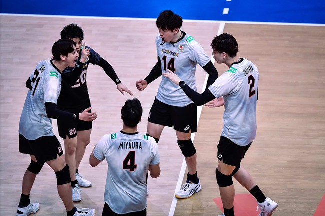 Niềm vui chiến thắng của tuyển bóng chuyền nam Nhật Bản