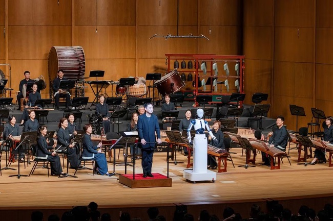 Robot nhạc trưởng lần đầu tiên ra mắt tại Hàn Quốc   - Ảnh 1.