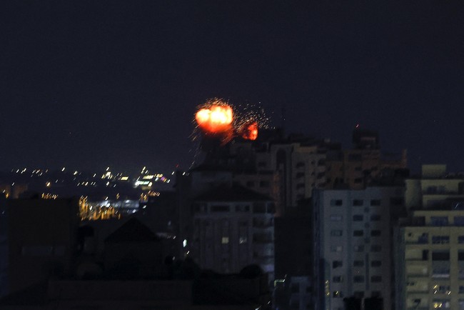 Israel đánh chặn 5 quả rocket phóng từ Dải Gaza - Ảnh 1.