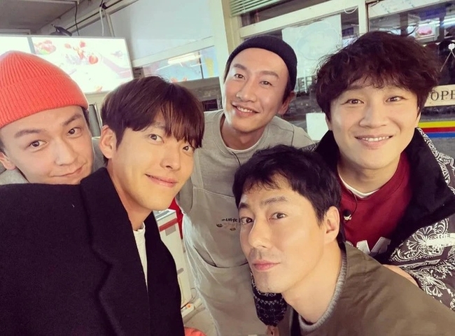Rộ tin Song Joong Ki nghỉ chơi với hội bạn tân Lee Kwang Soo, Kim Woo Bin - Ảnh 4.