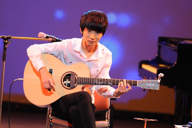 Nghệ sĩ guitar Sungha Jung biểu diễn 'See tình' trong chuyến lưu diễn tại Việt Nam - Ảnh 1.