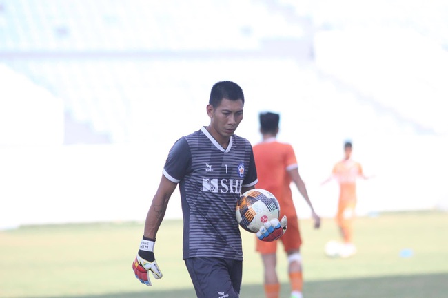 HLV Lê Huỳnh Đức mong trụ hạng cùng cựu tuyển thủ Việt Nam - Ảnh 1.