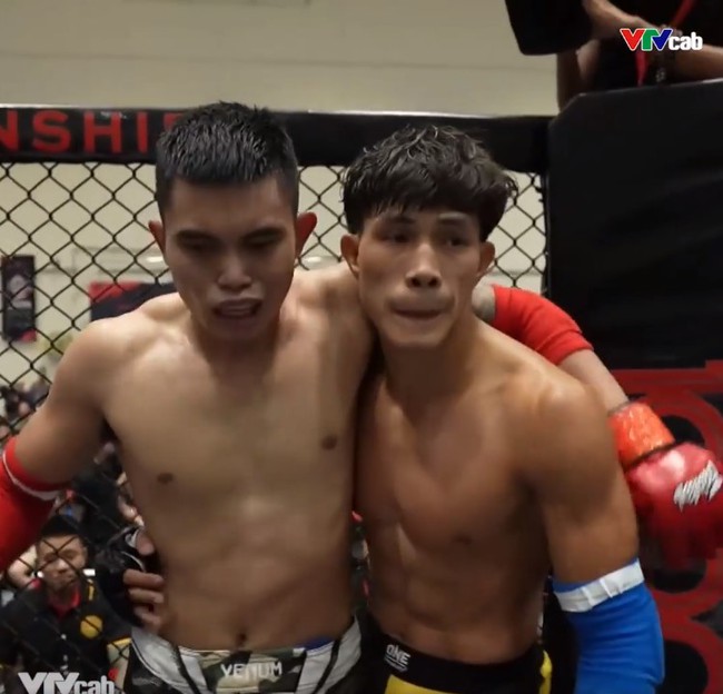 Nguyễn Trần Duy Nhất thắng áp đảo trên sàn MMA, khiến đối thủ suýt bật khóc trước tinh thần thượng võ  - Ảnh 4.