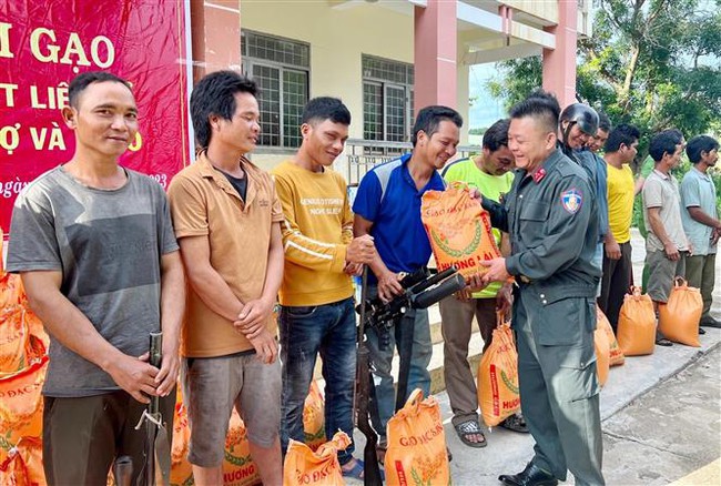 Đắk Lắk: Công an huyện Ea H’leo đổi gạo lấy vũ khí, vật liệu nổ, công cụ hỗ trợ và pháo - Ảnh 2.