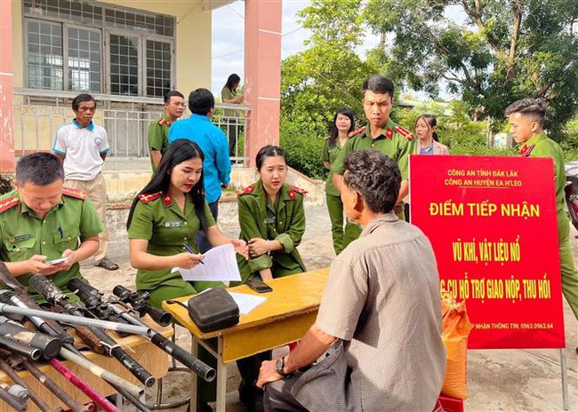 Đắk Lắk: Công an huyện Ea H’leo đổi gạo lấy vũ khí, vật liệu nổ, công cụ hỗ trợ và pháo - Ảnh 1.