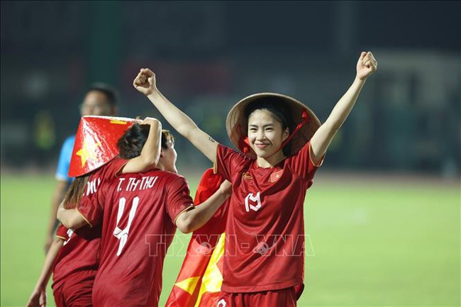 Huỳnh Như và Thanh Nhã cùng sang châu Âu chơi bóng sau World Cup, mức lương được hé lộ - Ảnh 3.