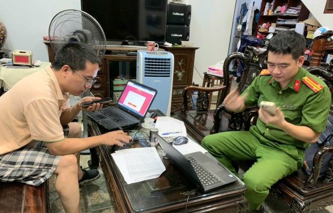 Kích hoạt định danh điện tử tại Hà Nội: Đi từng ngõ, gõ cửa từng nhà hỗ trợ người dân - Ảnh 1.