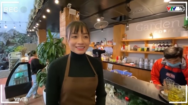 'Vợ quốc dân' Hoàng Loan đi phục vụ quán cafe, HLV Mai Đức Chung 'ngớ người' khi nhận ra học trò - Ảnh 5.