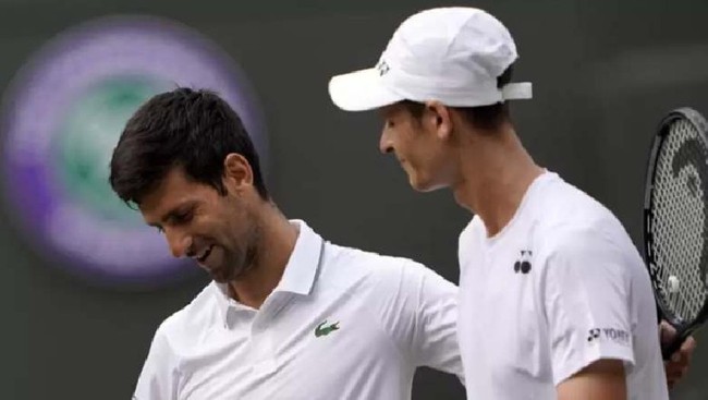 Djokovic 'khổ chiến' trong trận thứ 100 ở Wimbledon, chưa thể đi tiếp vì lý do đặc biệt - Ảnh 3.