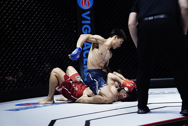 Trần Ngọc Lượng đánh bại đệ tử Johnny Trí Nguyễn, thắng trận thứ 3 liên tiếp ở MMA Championship - Ảnh 2.