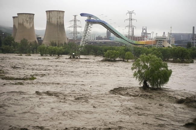 Trung Quốc: Số người thiệt mạng do mưa lũ tại Bắc Kinh tăng lên 11 người - Ảnh 1.