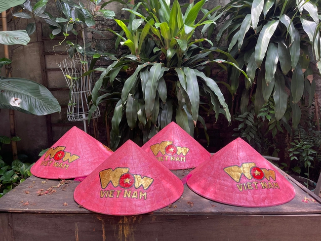 Hé lộ chiếc nón lá hồng Rosé Blackpink đăng Instagram có hình Cầu Vàng Việt Nam - Ảnh 2.