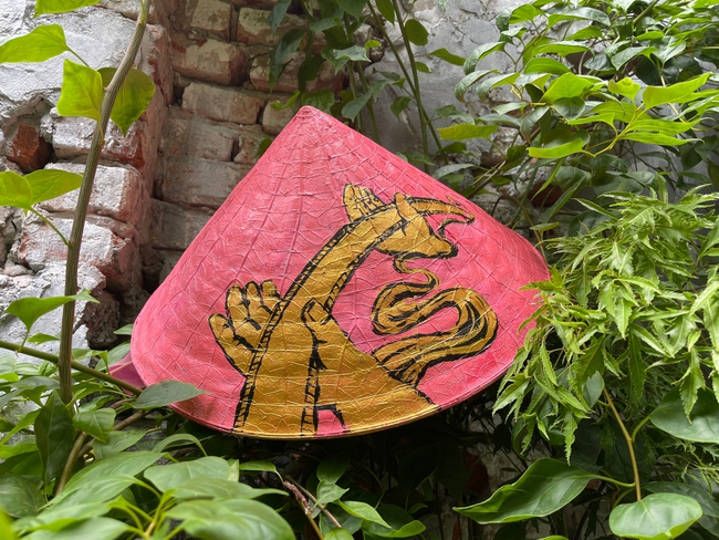 Hé lộ chiếc nón lá hồng Rosé Blackpink đăng Instagram có hình Cầu Vàng Việt Nam - Ảnh 3.