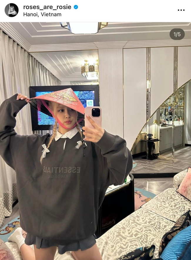 Hé lộ chiếc nón lá hồng Rosé Blackpink đăng Instagram có hình Cầu Vàng Việt Nam - Ảnh 1.