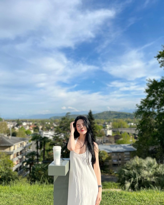 Style đời thường của bạn gái Quang Hải: Mê áo tank top, trang phục tôn &quot;núi đôi&quot; - Ảnh 9.