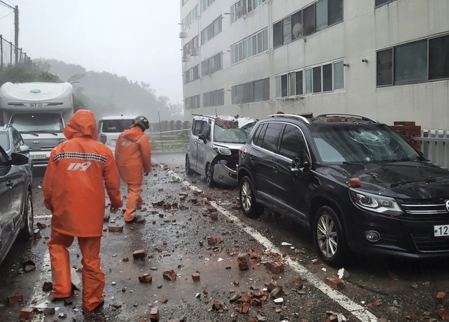 Bão Khannun đổ bộ Hàn Quốc, hàng trăm chuyến bay bị đỉnh chỉ - Ảnh 2.