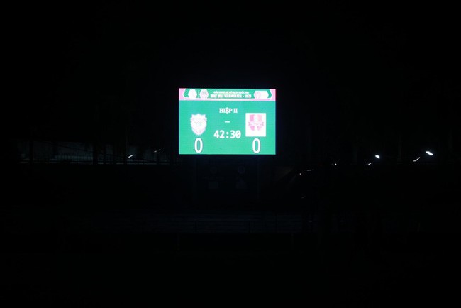 Sự cố hy hữu tại V-League: Trận Hà Tĩnh - Hải Phòng mất điện, fan ăn mừng cực nhiệt - Ảnh 2.
