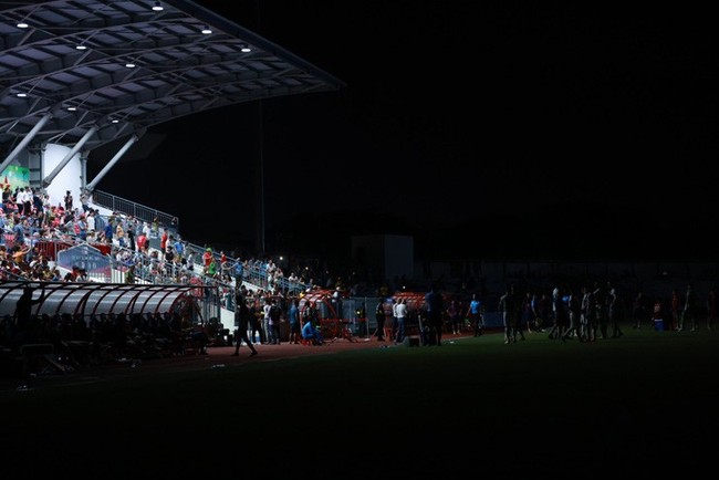 Sự cố hy hữu tại V-League: Trận Hà Tĩnh - Hải Phòng mất điện, fan ăn mừng cực nhiệt - Ảnh 3.