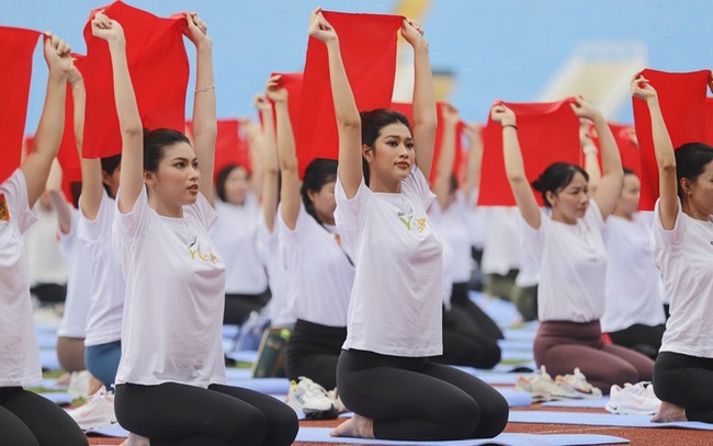 Dàn Hoa hậu, Á Hậu cùng 5.000 người đồng diễn yoga, xếp hình lá cờ Tổ quốc - Ảnh 2.