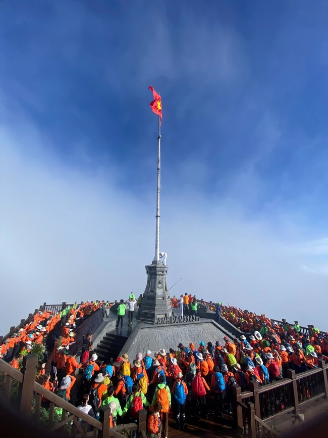 Chị Hằng biên tập - Đoàn leo núi 500 người chào cờ, hát vang Quốc ca trên đỉnh Fansipan - Ảnh 1.